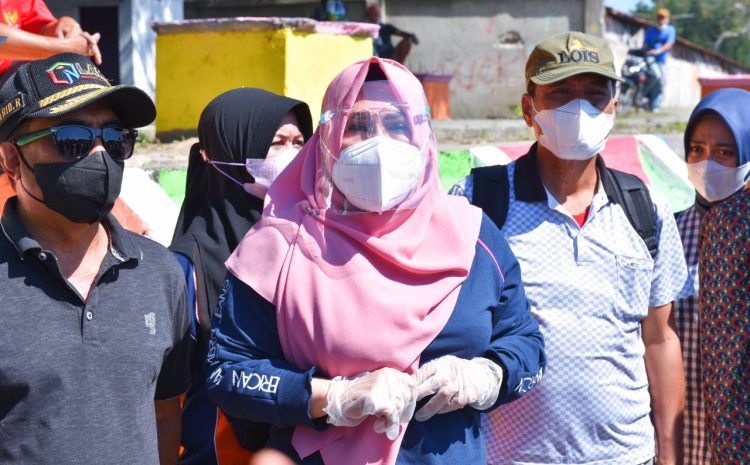 Ketua TP. PKK. Provinsi Sulawesi Tengah, Dr. Verra Rompas Mastura, S,Sos, M.Si. mengunjungi Masyarakat di Bantaran Sungai Kelurahan Ujuna dan Kelurahan Baru, Minggu, 19 September 2021.