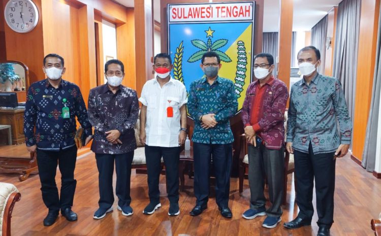 Gubernur Sulawesi Tengah H. Rusdy Mastura, didampingi Tenaga Ahli Gubernur Bidang Pemerintahan dan Reformasi Birokrasi Dr. Yunan Lampasio, M.Si. Menerima Audiensi Rektor Universitas Islam Negeri Datokarama Palu Prof. Dr. H. Sagaf S Pattalongi, M.Pd dan Jajaran, Ruang Kerja Gubernur, Rabu 13 Oktober 2021.