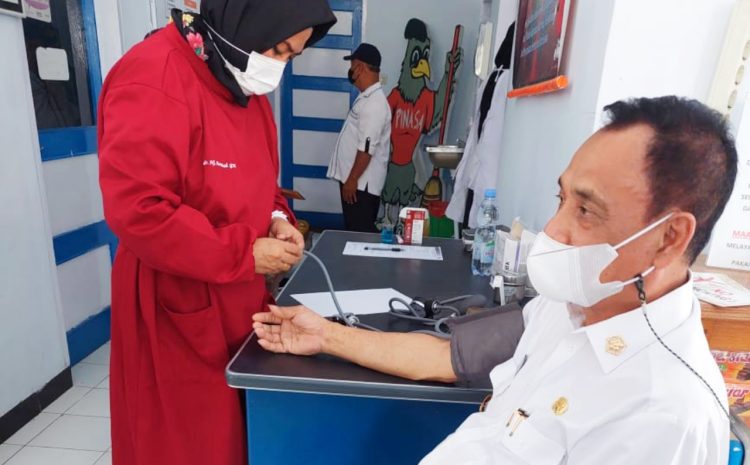 Wakil Gubernur Sulawesi Tengah Drs. Mamun Amir, bersama rombongan melakukan Donor Darah di UTD PMI Kabupaten Banggai, Rabu, 6 Oktober 2021.
