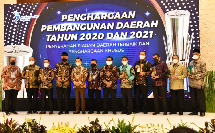 Bupati Banggai Terima Penghargaan Pembangunan Daerah dan Hadiri Launching Buku Knowledge Sharing di Jakarta