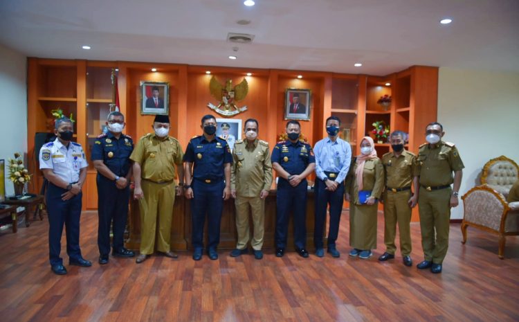 Wakil Gubernur Mewakili Gubernur Menerima Kepala Kantor Wilayah Bea dan Cukai Sulbagtara, Erwin Situmorang, bersama Kepala Kantor Pelayanan Bea dan Cukai Pantoloan Alimudin Lisaw dan jajaran Bea Dan Cukai Wilayah Sulbagtara, bertempat di Ruang Kerja Wakil Gubernur, Senin 8 November 2021.