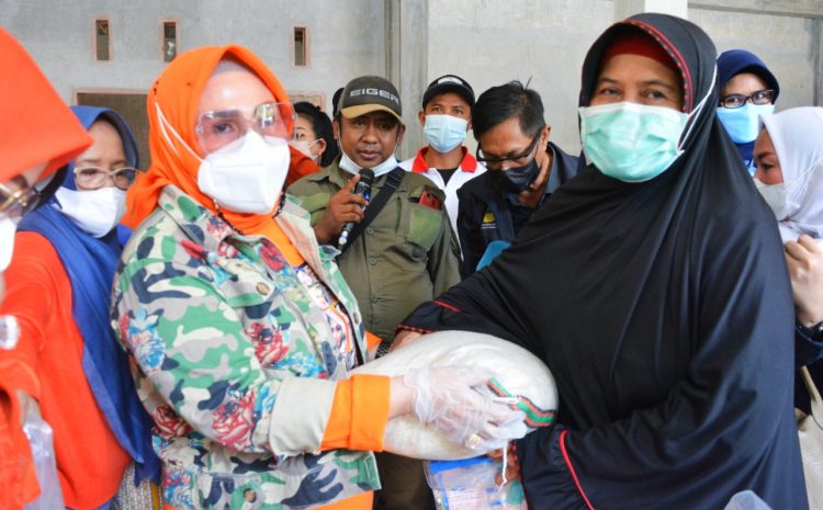 Ketua TP. PKK Sulteng Kunjungi Korban Banjir Desa Rogo-Sigi.