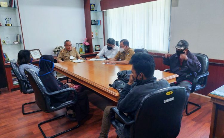 Asisten Pemerintahan dan Kesra, Ir. Faisal Mang, Bersama Tenaga Ahli Gubernur Bidang Kemasyarakatan, antar lembaga lembaga dan Hak Asasi Manusia M.Ridha Saleh, S.Sos, MH, Pusdatina Bencana Adiman, SH, M.Si. menerima Komunitas Celebes Bergerak terkait pemenuhan Hak – Hak Penyintas, Senin, 27 September 2021.